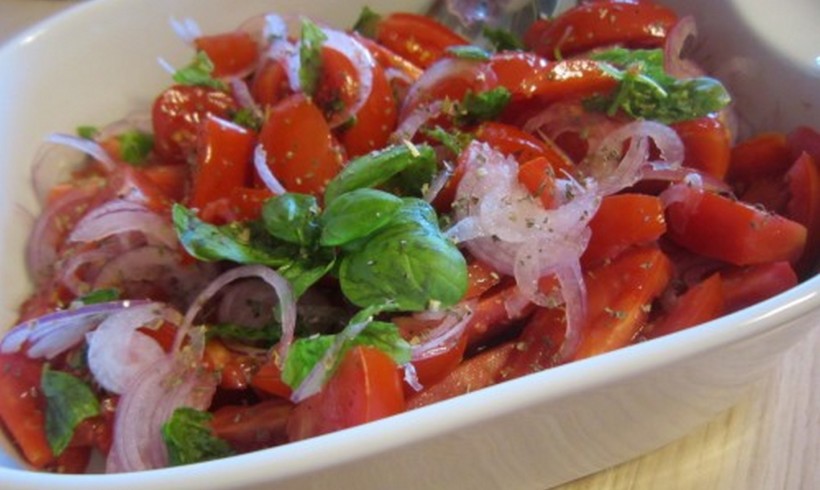 Insalata di pomodori, cipolla rossa ed erbe fresche