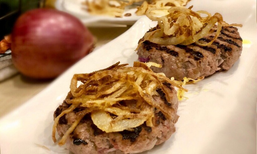 Hamburger di manzo farciti con prosciutto e cipolla rossa