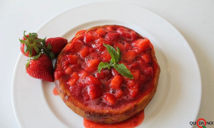 Gâteau di ricotta con salsa di fragole per la Festa della mamma