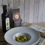 Spaghetti al pesto di broccoli e crumble di ceci neri