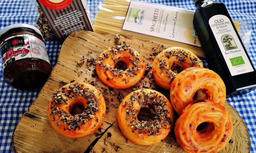 Spaghetti Donuts con crumble di ceci neri