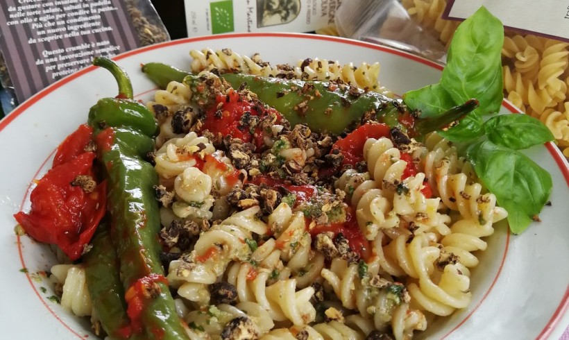 Fusilli ai friggitelli e crumble di ceci neri