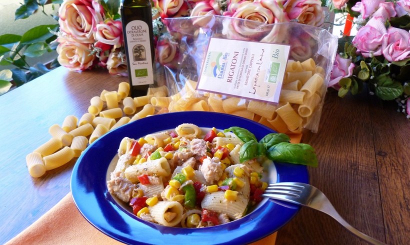 Rigatoni in insalata con mais, tonno e peperoni