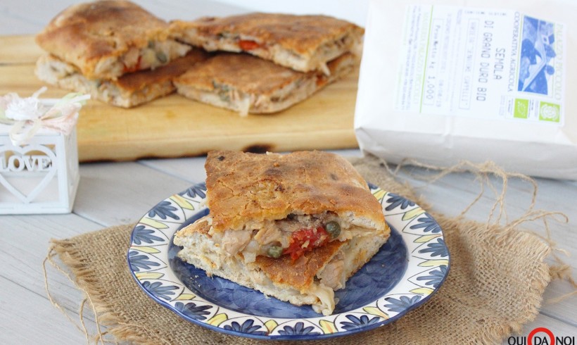 Schiacciata pugliese con cipolle e acciughe