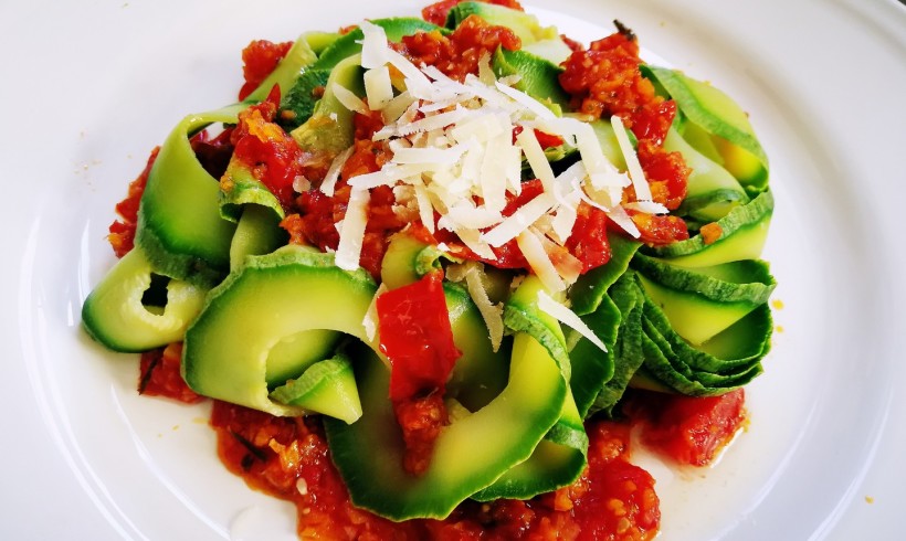 Pappardelle di zucchine al pomodoro fresco