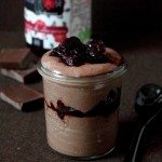 Yogurt con cioccolato e composta di amarene