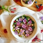 Bowl con malva, primizie biologiche e fiori di caciotta fresca by Gabriella Pizzo