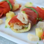 Involtini di salmone affumicato con ananas e parmigiano