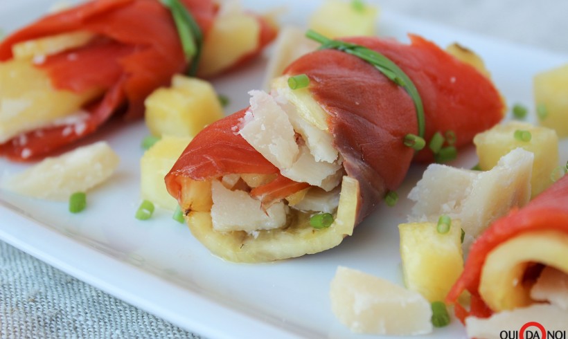 Involtini di salmone affumicato con ananas e parmigiano