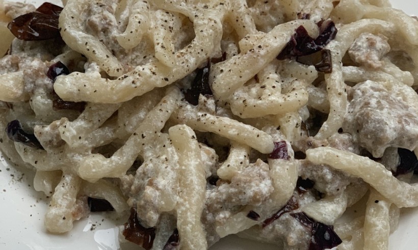 Strozzapreti con sugo di salsiccia, prescinseua e radicchio