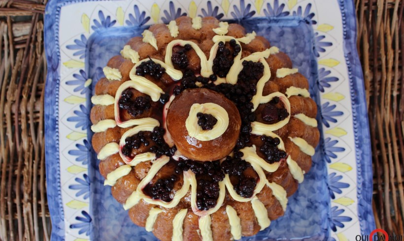 Babà al rum con crema chantilly e frutti di bosco