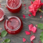 Rose rosse in cucina. Il piacere di assaporare un profumo