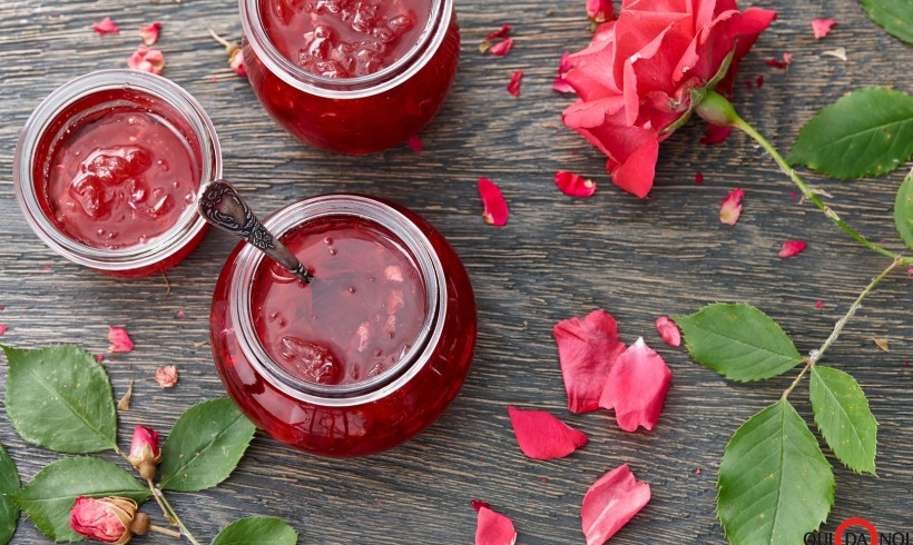 Rose rosse in cucina. Il piacere di assaporare un profumo