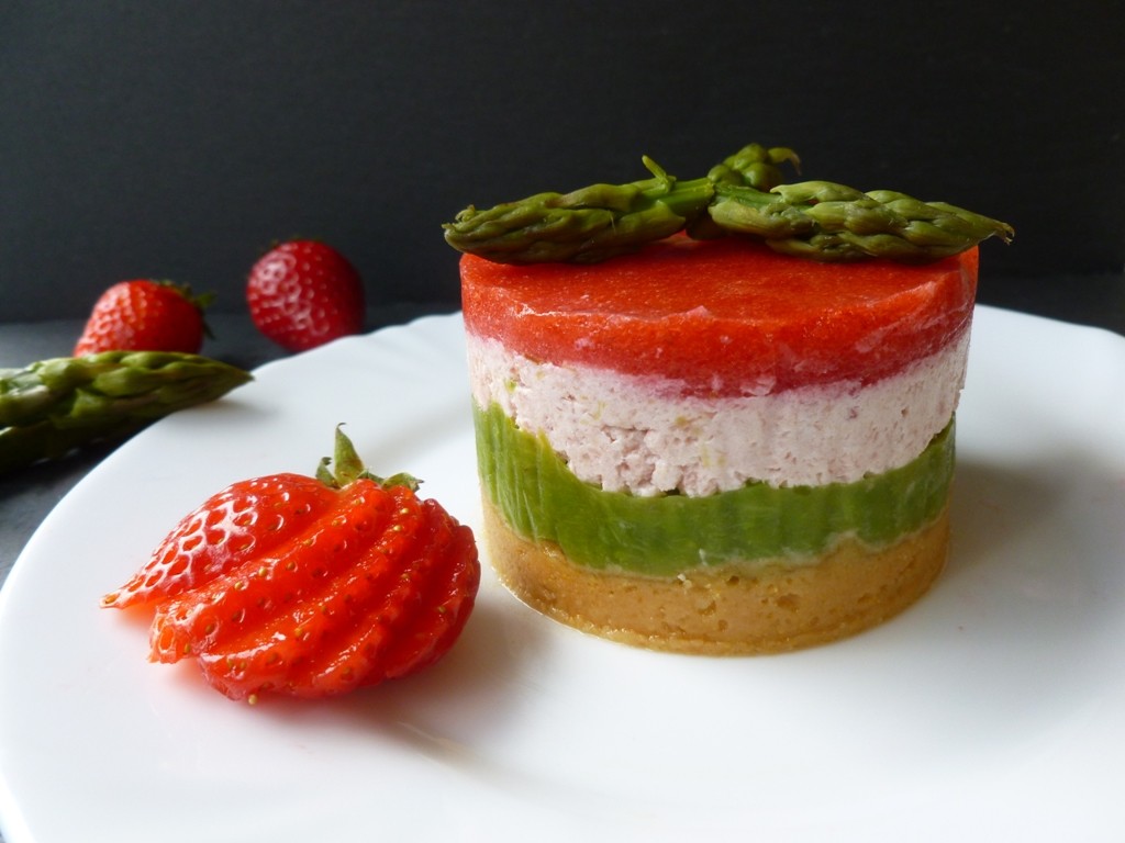 Minicheesecake con asparagi, fragole e crema di robiola