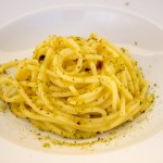 Spaghetti con acqua di limone, caciocavallo e pistacchio