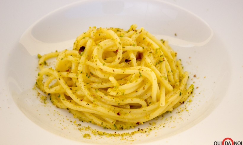 Spaghetti con acqua di limone, caciocavallo e pistacchio
