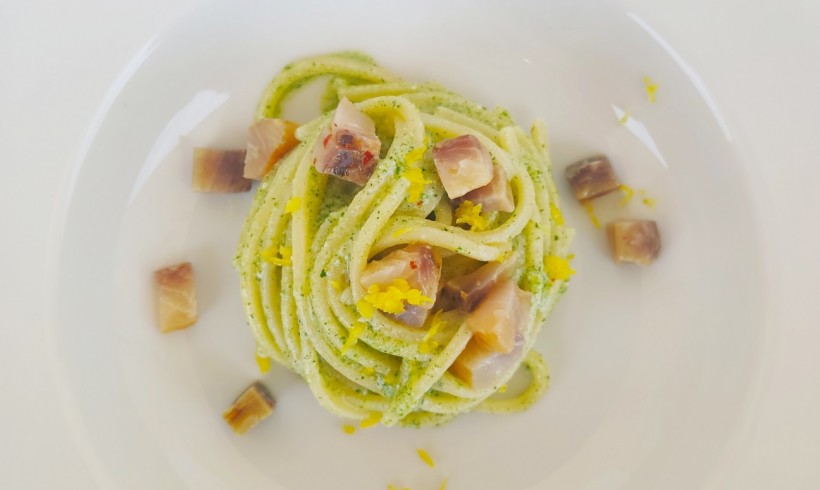 Spaghetti quadrati con crema di ricotta di bufala al prezzemolo, limone e cefalo affumicato