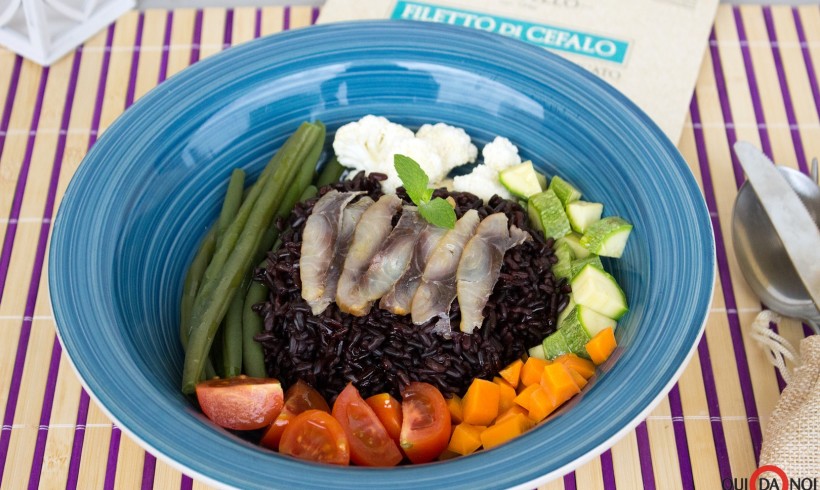 Insalata di riso venere, verdure e filetto di cefalo affumicato