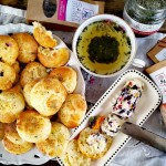 Scones dolci e salati con burro fiorito