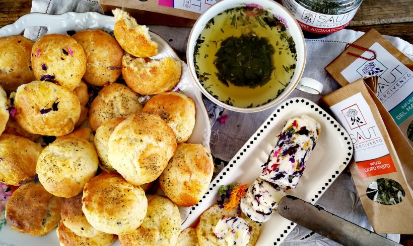 Scones dolci e salati con burro fiorito