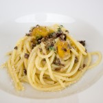 Spaghetti con acciughe, pomodorino giallo e crumble di ceci neri