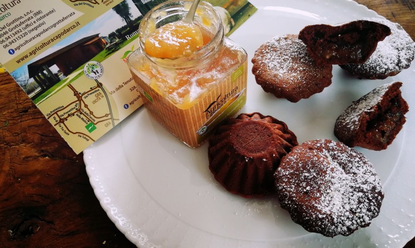 Pasticcini al cacao con ripieno di confettura di pere e cioccolato