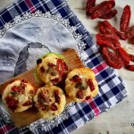 Pizza muffin con pomodori secchi