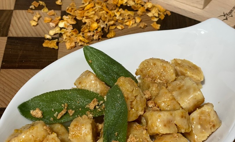 Gnocchi di zucca Farris al vapore con salvia e amaretti