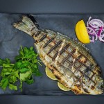 Pesce a tavola senza ristoranti. App e chat per imparare a cucinarlo