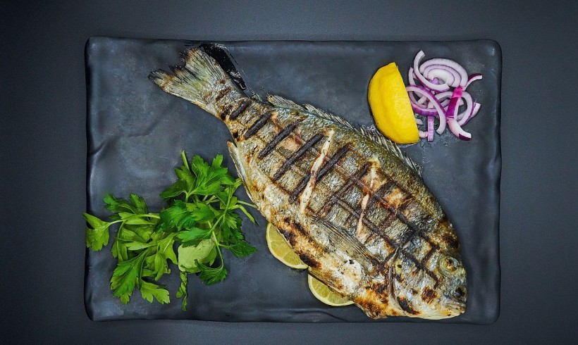 Pesce a tavola senza ristoranti. App e chat per imparare a cucinarlo