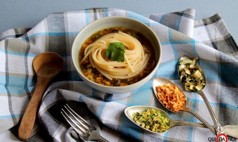 Spaghetti in zuppa di verdure disidratate con zenzero e salsa di soia