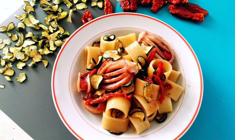 Calamarata con totani e zucchine a rondelle disidratate