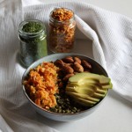 Poke bowl con verdure, mandorle e avocado