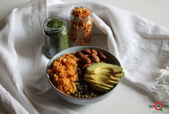 Poke bowl con verdure, mandorle e avocado