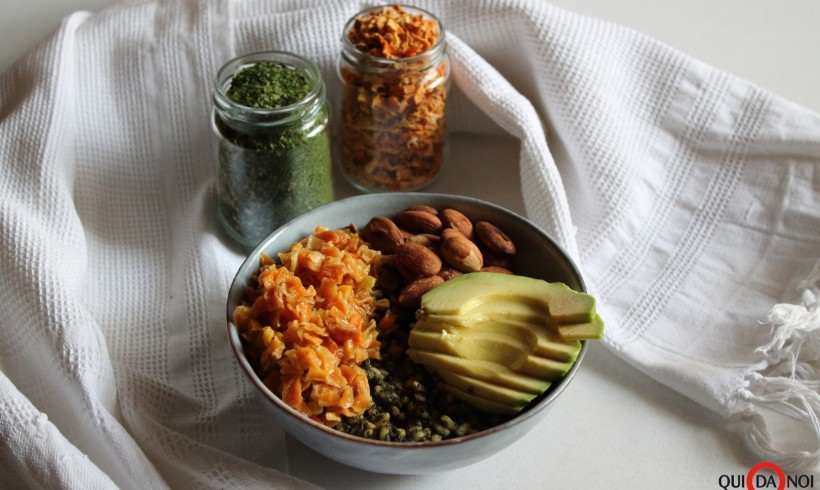 Poke bowl con verdure, mandorle e avocado