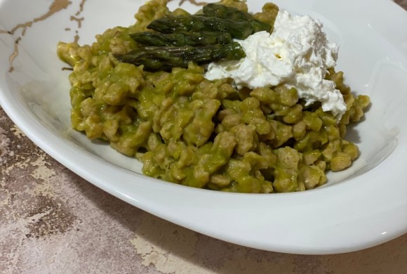 Spaztle di farro con burrata e punte di asparagi