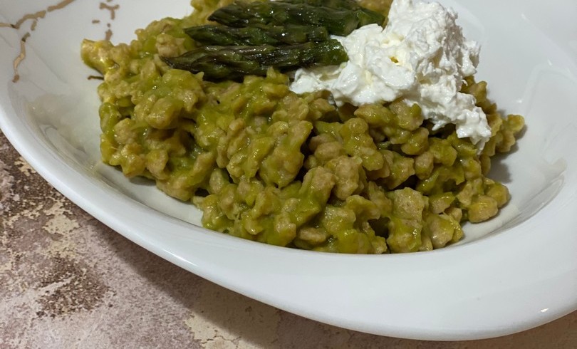 Spaztle di farro con burrata e punte di asparagi