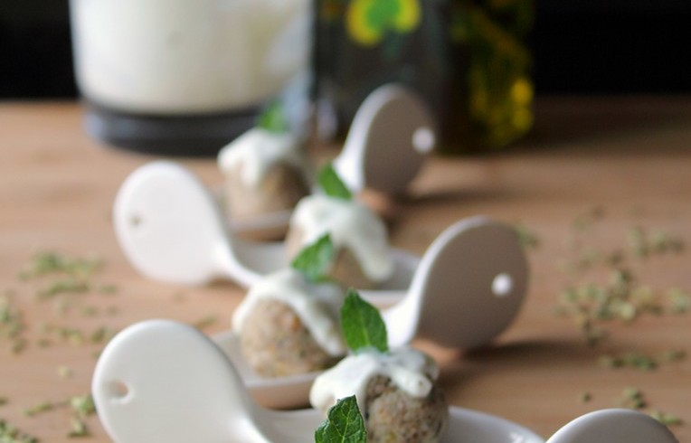 Polpette crude di sardine con finocchietto e yogurt