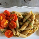 Insalata di pasta integrale, acciughe, capperi, limone e pomodorini caramellati