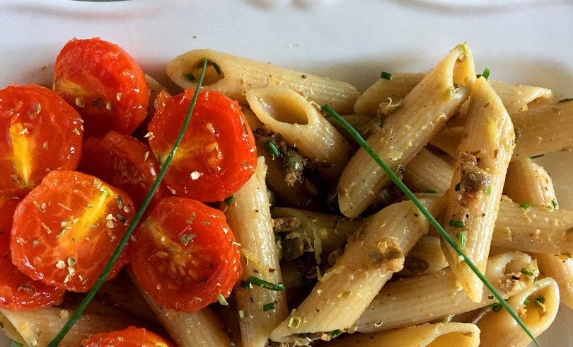 Insalata di pasta integrale, acciughe, capperi, limone e pomodorini caramellati