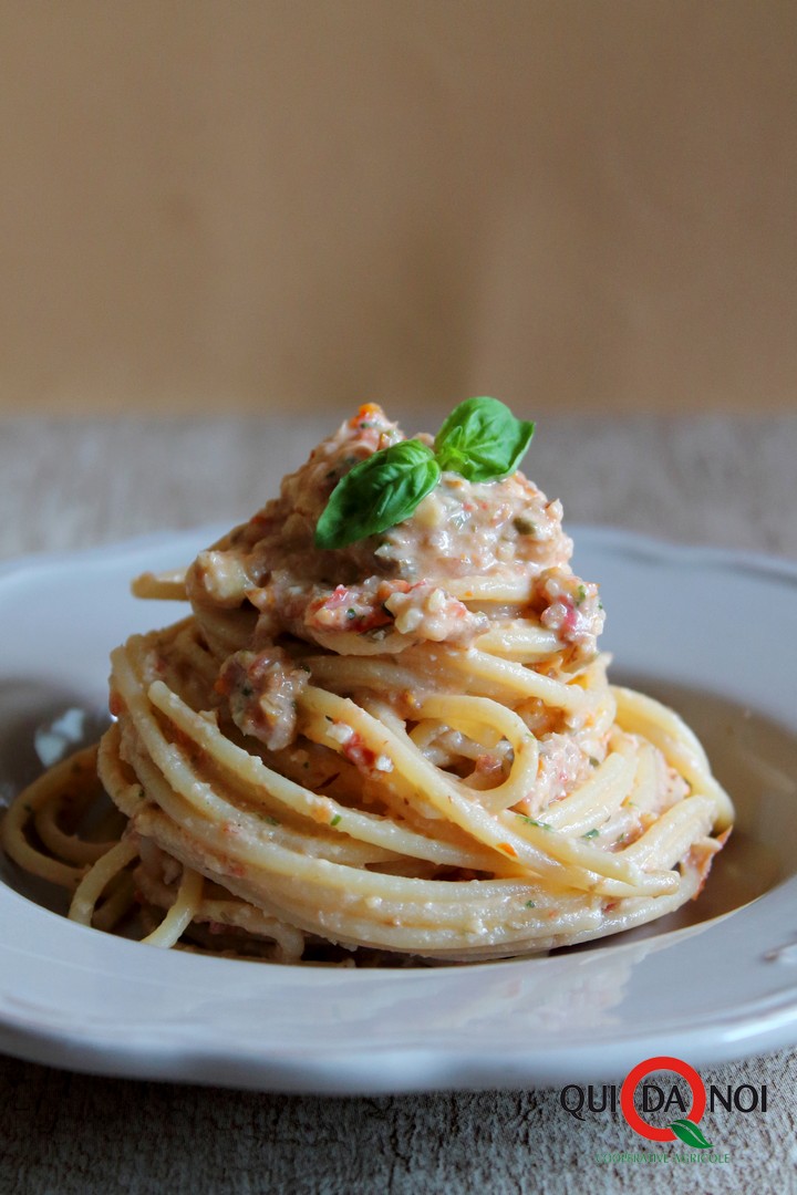 Spaghetti-Crema-Mandorle-Pomodori-Secchi_Uberti_IMG-1