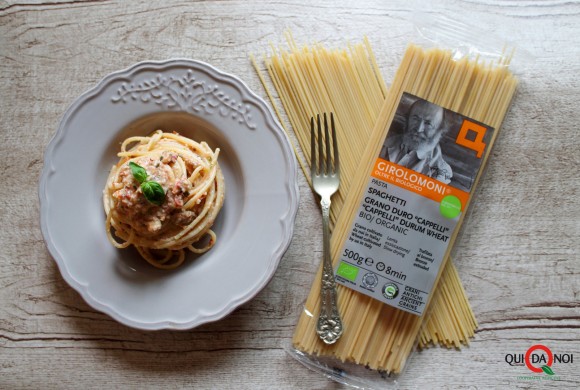 Spaghetti con crema di mandorle, pomodori secchi, capperi e miele