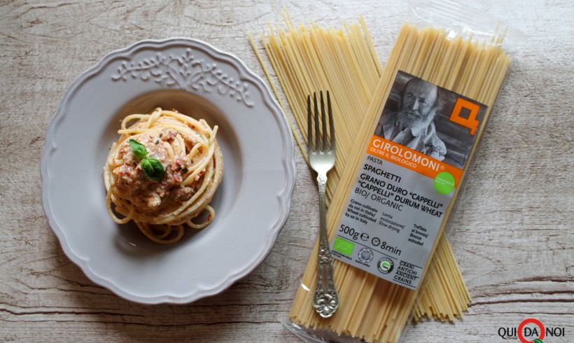 Spaghetti con crema di mandorle, pomodori secchi, capperi e miele