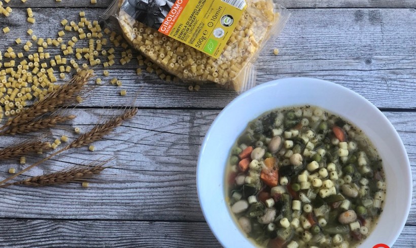 Minestrone di verdure, legumi e pesto