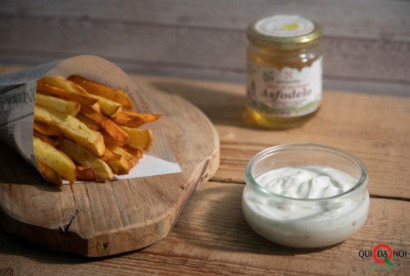 Mix fries con salsa smetana al miele di asfoldeo