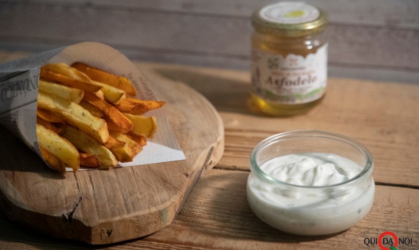 Mix fries con salsa smetana al miele di asfoldeo