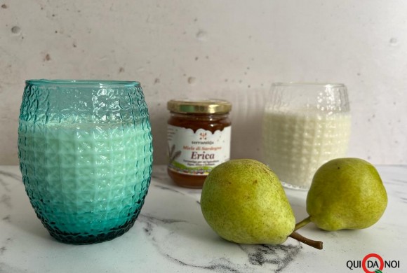 Smoothie pere, yogurt e miele di erica