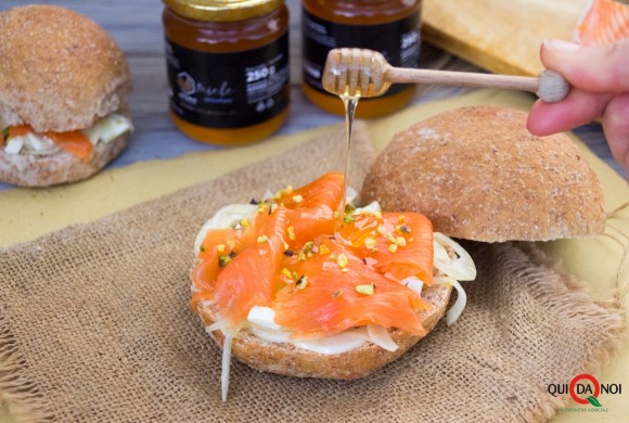 Panino con salmone affumicato, insalata di finocchi e primo sale, pistacchi e miele millefiori