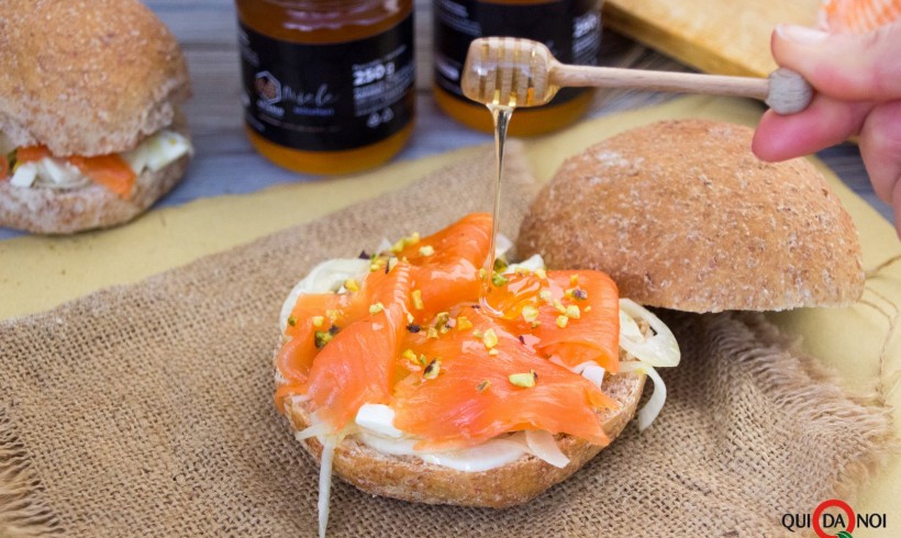 Panino con salmone affumicato, insalata di finocchi e primo sale, pistacchi e miele millefiori