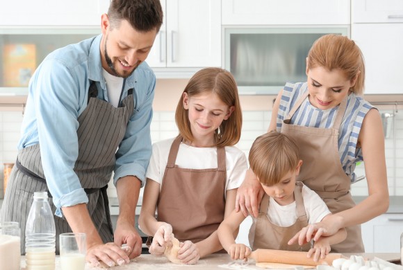 Cucinare insieme a papà e mamma: una straordinaria attività educativa!